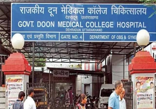 दून अस्पताल: सुबह साढ़े दस बजे तक खाली रहे नेत्र रोग विभाग के तीनों कमरे, देर तक नहीं बैठे डॉक्टर