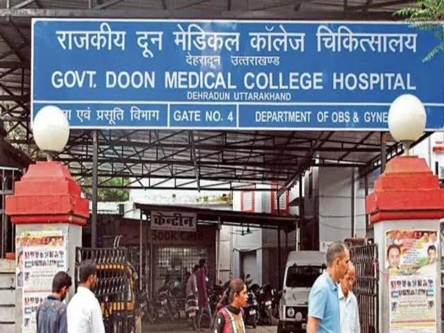 दून अस्पताल: सुबह साढ़े दस बजे तक खाली रहे नेत्र रोग विभाग के तीनों कमरे, देर तक नहीं बैठे डॉक्टर