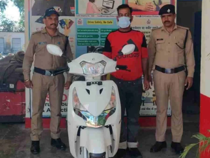 शोरूम में स्कूटी ठगी की घटना को अंजाम देने वाले शातिर ठग को दून पुलिस ने किया गिरफ्तार, मोबाइल पर फर्जी भुगतान दिखाकर हीरो शोरूम से ठगी कर प्राप्त की थी स्कूटी