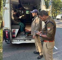 गनीमत: अनियंत्रित होकर गहरी खाई में गिरी कार पेड़ पर जा अटकी, पुलिस ने दंपती को सुरक्षित निकाला