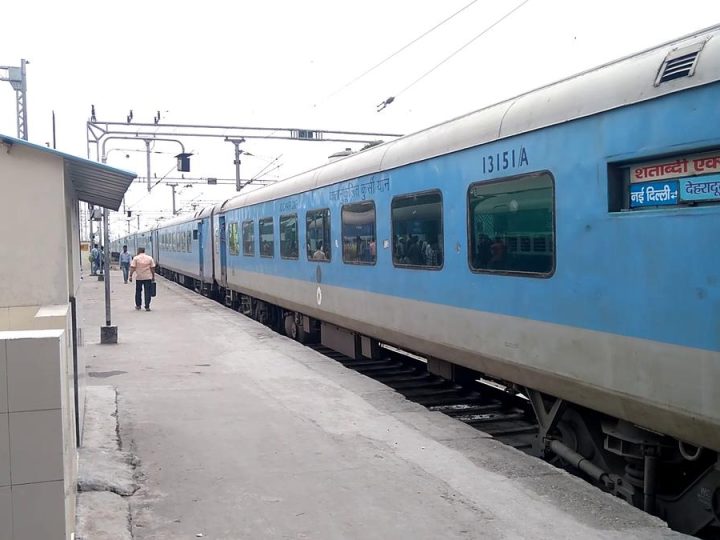 आफ़त: दिल्ली में प्रदर्शन का असर, देहरादून-दिल्ली जनशताब्दी रद्द होने से परेशान रहे यात्री