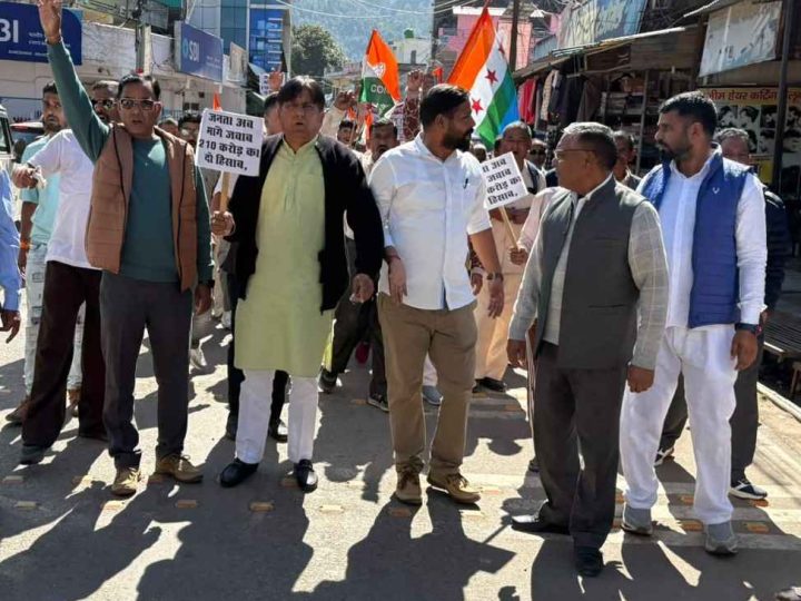 आवाज़: कैबिनेट मंत्री रेखा आर्या के खिलाफ सोमेश्वर में कांग्रेस का प्रदर्शन, निष्पक्ष जांच की उठाई मांग